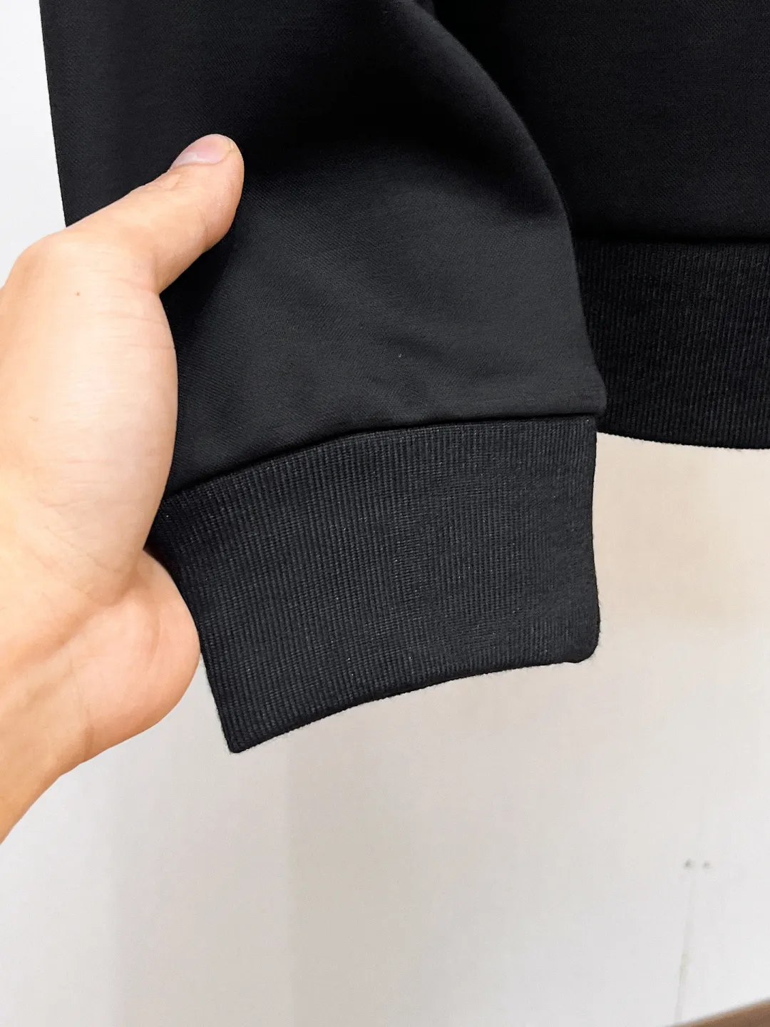 🅿️720 LV 2025 autumn and winter new counter casual suit, breathable, comfortable and casual! Full of high-end feel! The details are exquisite and high-end, and the workmanship is impeccable! The original high-end fabric is very high-end! The fabric is crisp, anti-wrinkle and wear-resistant, warm, neat and stylish. Everyone must buy a set this autumn and winter. They must look cool and handsome when wearing it. We specially recommend the size M-3XLC30